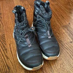 North face snow boot size 8- worn once